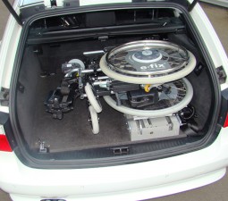 Elektrorollstuhl gefaltet im Kofferraum verladen mit dem Rollstuhlverladesystem LADEBOY Maximum.