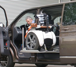 Der Rollstuhllift SCOOTERBOY für die Verladung des Scooter oder Elektrorollstuhls seitlich hinter dem Fahrersitz.
