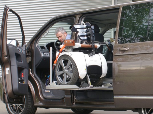 Der Rollstuhllift SCOOTERBOY für die Verladung des Scooter oder Elektrorollstuhls seitlich hinter dem Fahrersitz.