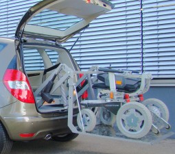 Rollstuhlverladesystem SCOOTERBOY im Kofferraum des PKW.