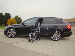 Das Rollstuhlverladesystem LADEBOY S2 im Audi A6 Avant 2012.