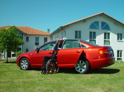 Die Rollstuhlverladehilfe LADEBOY S2 in der Audi A6 Limousine 2005.