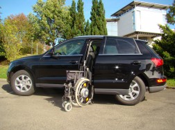 Die Rollstuhlverladehilfe LADEBOY S2 im Audi Q5 2014.