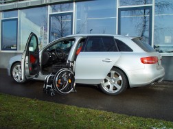 Das Rollstuhlliftsystem LADEBOY S2 im Audi S4 Avant 2009.
