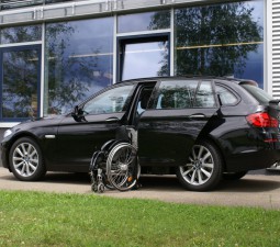 Der Rollstuhllift LADEBOY S2 im BMW 5er Touring F11.