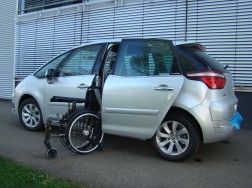 Der Rollstuhlverladelift LADEBOY 2 im Citroen C4.