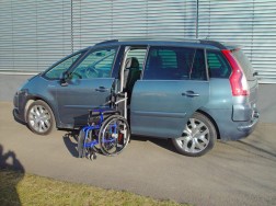 Das Rollstuhlliftsystem LADEBOY S2 im Citroen C4 Picasso.