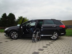 Der Rollstuhllift LADEBOY S2 im Citroen C5 Kombi.