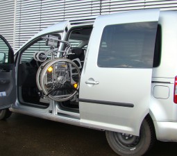 Die Rollstuhlverladehilfe LADEBOY S2 im VW Caddy.