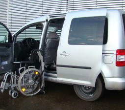 Das Rollstuhlverladesystem LADEBOY S2 im VW Caddy.