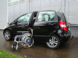 Der Rollstuhlverladelift LADEBOY S2 in der Mercedes A-Klasse.