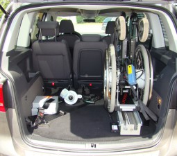 Die Rollstuhlverladehilfe LADEBOY S für den Rollstuhltransport stehend im Kofferraum.