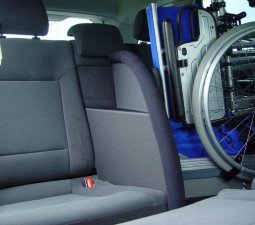Das Rollstuhlverladesyetm LADEBOY S2 mit komfortablem 3. Sitzplatz.