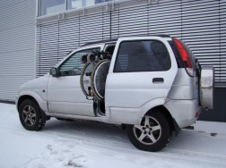 Der Rollstuhlverladelift LADEBOY S2 im Daihatsu Terios.