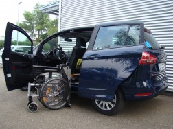 Der Rollstuhlverladelift LADEBOY S2 im Ford B-Max.