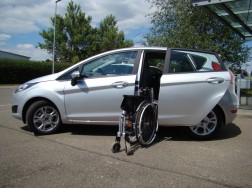 Der Rollstuhllift LADEBOY S2 im Ford Fiesta.