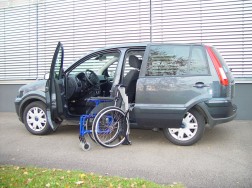 Das Rollstuhlliftsystem LADEBOY S2 im Ford Fusion.