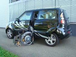 Das Rollstuhlverladesystem LADEBOY S2 im Kia Soul.