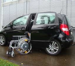 Die Rollstuhlverladehilfe LADEBOy S2 in der Mercedes A-Klasse 2007.