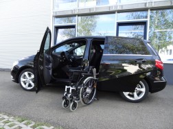 Das Rollstuhlverladesystem LADEBOY S2 in der Mercedes B-Klasse 2012.