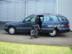 Das Rollstuhlliftsystem LADEBOY S2 im Mercedes E-Klasse W210 T-Modell.