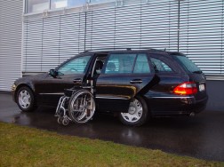 Das Rollstuhlliftsystem LADEBOY S2 im Mercedes E-Klasse W211 T-Modell.