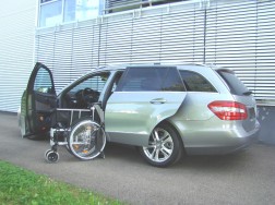 Das Rollstuhlverladesystem LADEBOY S2 im Mercedes E-Klasse W212 T-Modell.