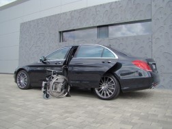 Das Rollstuhlverladesystem LADEBOY S2 in der Mercedes S-Klasse W222.