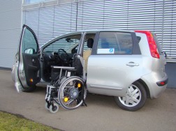 Der Rollstuhlverladelift LADEBOY 2 im Nissan Note.
