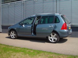 Die Rollstuhlverladehilfe LADEBOY S2 im Peugeot 307 SW.