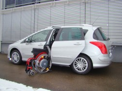 Das Rollstuhlverladesystem LADEBOY S2 im Peugeot 308 SW.
