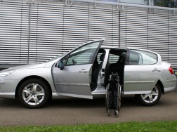Die Rollstuhlverladehilfe LADEBOY S2 in der Peugeot 407 Limousine.