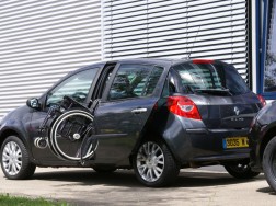 Die Rollstuhlverladehilfe LADEBOY S2 im Renault Clio.
