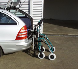 Rollstuhlverladesystem LADEBOY zur Verladung eines Rollators im Kofferraum.