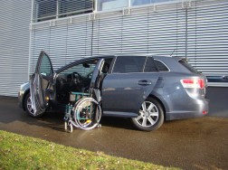Das Rollstuhlverladesystem LADEBOY S2 im Toyota Avensis Kombi.