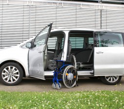 Die Rollstuhlverladehilfe LADEBOY S2 Maximum im VW Sharan II.