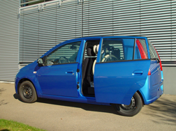 Der Rollstuhlverladelift LADEBOY S2 im Daihatsu Cuore.