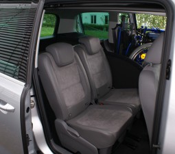 Der LAEBOY S2 im VW Sharan II mit Schwenkmodul und 4 Sitzen