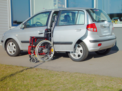 Der Rollstuhlverladelift LADEBOY S2 im Hyundai Getz.
