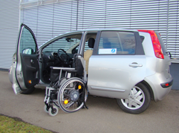 Die Rollstuhlverladehilfe LADEBOY S2 im Nissan Note.