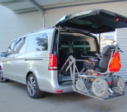 Der Rollstuhllift SCOOTERBOY in der Mercedes V-Klasse.