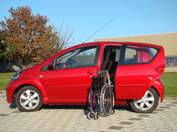 Das Rollstuhlverladesystem LADEBOY S2 im Toyota Aygo.