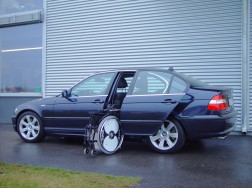 Die Rollstuhlverladehilfe LADEBOY S2 in der BMW 3er E46 Limousine 1998-2007.