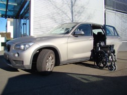 Das Rollstuhlverladesystem LADEBOY S2 im BMW X1