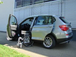 Die Rollstuhlverladehilfe LADEBOY S2 im BMW X3.