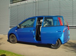 Die Rollstuhlverladehilfe LADEBOY S2 im Daihatsu Cuore.