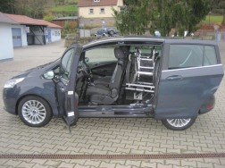 Ford-B-Max-ab-2012-Rollstuhl-ungefaltet