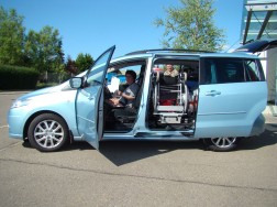 Das Rollstuhlverladesystem LADEBOY im Mazda 5. Rollstuhl ungefaltet.