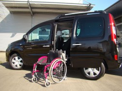 Der LADEBOY S2 im Renault Kangoo II. Rollstuhl ungefaltet.