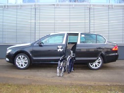 Das Rollstuhlverladesystem LADEBOY S2 in der Skoda Superb Limousine.